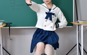 089/静静~《倚桌静思》教室灯光下的独语时光。