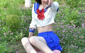 124/小千~《春野情长》阳光倾洒处,草地、野花与少女的故事。