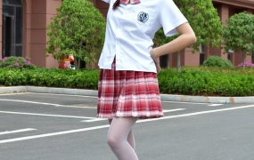 138/阿若~《手拎红鞋》午后,在空无一人的大道上玩了半小时。