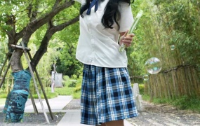 194/静静~《绿荫下的泡泡》泡泡蘸着风写下的每笔都是夏的心跳。