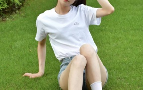 200/嘻嘻~《袜边卷夏》风卷马尾时,脚尖在草尖写夏日诗。