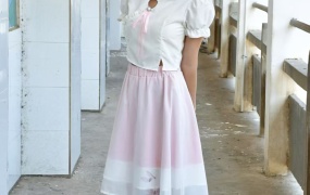 208/小朱~《旧廊盛夏》在栏杆边惬意的感受盛夏的风。