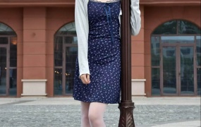 210/晴晴~《袜承余晖》天色浸蓝,初灯缀街檐。