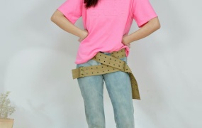 212/阿若~《随性酷范》从红发到开叉裤,细节里藏着的强烈个性。