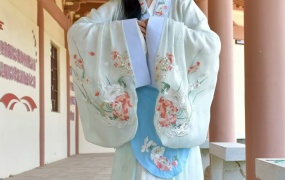 221/静静~《廊下清荫》古寺长廊绿衣立,隔却盛夏一寸凉。