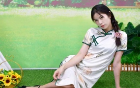 246/嘻嘻~《旗袍诉韵》半遮团扇半含情,一袭旗袍诉东方。