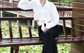 293/静静~《栈上闲趣》从高跟鞋到赤脚,木栈道上的自然与格调对话。