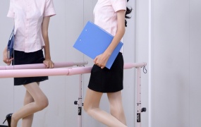 311/小千~《丝光魅力》职场里的一抹亮色,粉色衬衫与油光袜的有趣碰撞。